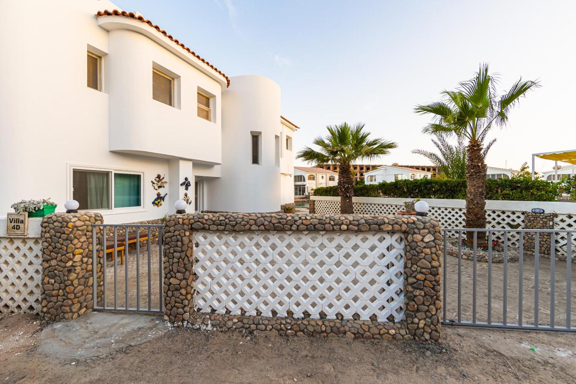 Aden Beach - Sea View Room With Beach Access In Villa Hurghada Bagian luar foto
